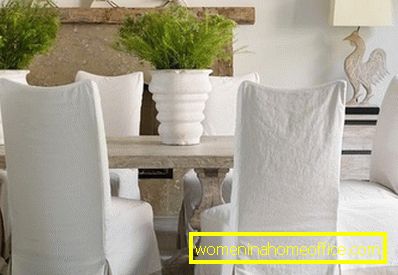 weiße Abdeckung auf einem Stuhl mit eigenen Händen