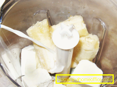 Bananencocktail mit Milch und Eis